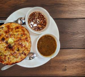 Aloo payaaz kulcha