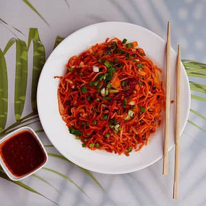 Chilli Garlic Hakka Noodles Veg