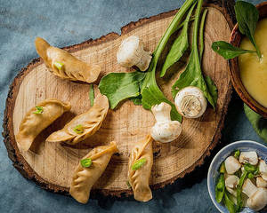 Whole Wheat Steamed Mushroom Onion Dumpling (Wheat Momos) [8 Pieces]