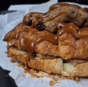 Cookie dough croissant [1 piece]