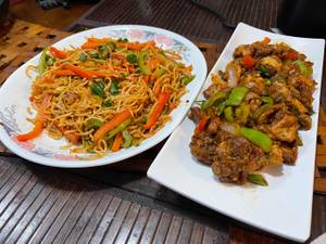 Chicken Hakka Noodles & Chilli Chicken