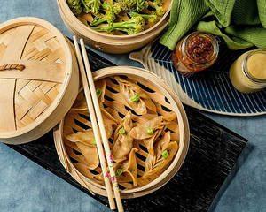 Whole Wheat Steamed Veg Sampler Dumpling (Wheat Momos) [8 Pieces]