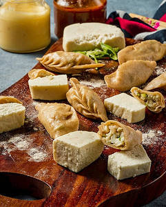 Whole Wheat Steamed Paneer Dumpling (Wheat Momos) [8 Pieces]