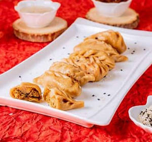 Whole Wheat Pan Fried Spinach Corn Dumpling (Wheat Momos) [8 Pieces]