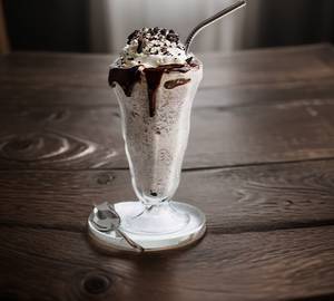 Oreo shake with brownie