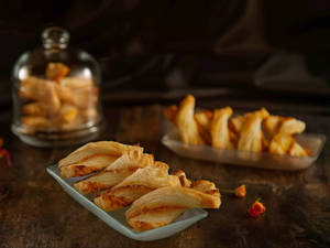 Paprika and Parmesan Twists- 6 pieces