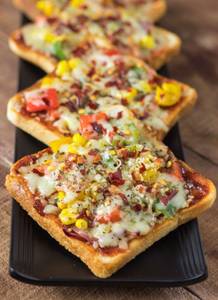 Paneer tikka bread pizza