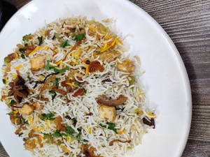 Veg Hyderabadi Dum Biryani [600 grams]