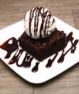 Chocolate Brownie With Ice Cream