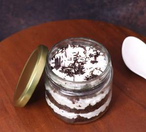 Cream Chocolate Jar Cake