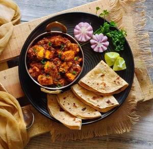 Kadhai Paneer with Tandoori Butter Roti [2 Pieces]