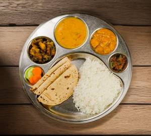 Jain Thali (Dal + 4 Roti + Rice + Matar Paneer + Sweet Dish + Pickle)