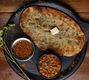 Masala Kulcha With Chana [1 Piece]