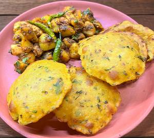 Pyaz Aloo ki Sabji with 4 Poori