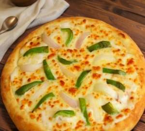 Onion capsicum pizza