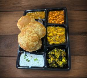 Puri Kachori (4Pc) With Aloo + Kaddu + Chole + Methi Aloo + Raita