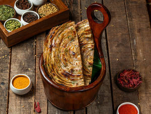 Piyaj, Dhania Aur Hara Mirch Ka Lachha Parantha