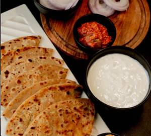 Paneer Paratha [2 Pieces] With Curd 