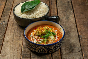 Steamed Rice With Chicken In Thai Red Curry