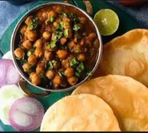 Chana ghughni with 6 poori