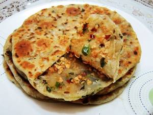 Lal Aur Hari Mirch Ka Parantha (1 Pc)