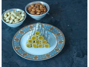 Kaju Pista Roll