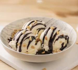Hot chocolate fudge with roasted nuts (Regular)
