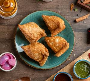 Samosa [4 Pieces] With Chutney