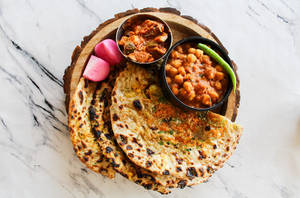 Amritsari Kulcha With Chhole