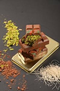 Pistachio Kunafa Chocolate Bar 200 g