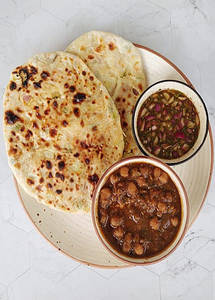 Chola With Stuffed Aloo Kulcha [Serves 1]