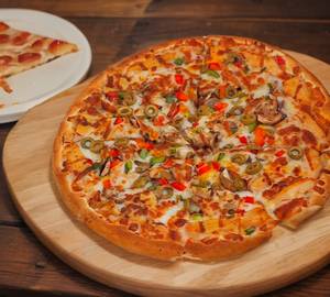 Thin crust chicken pizza
