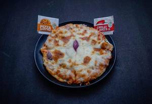 Onion cheese pizza