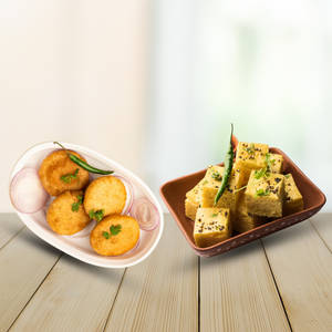 4 Pcs Pyaz Kachori + Dhokla (250 Grams)