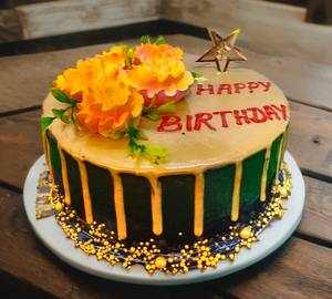 Pineapple Cake. Cake decoration may vary from displayed 