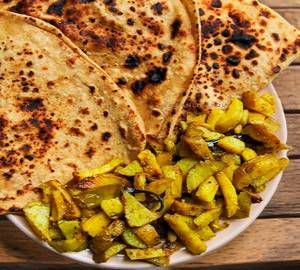 Aloo bhujia with 4 paratha and curd