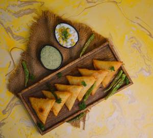Amritsari Chicken Samosa (6 Pcs)