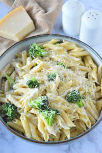 Cream Sauce Pasta With Vegetable