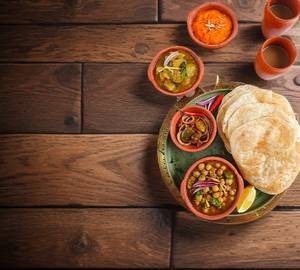 Puri 4p aur chola salad onion pikal