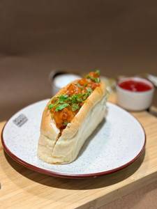 Paneer Chilli Hot Dog