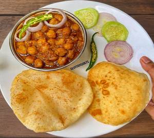 Chole Bhature (2 Pcs)