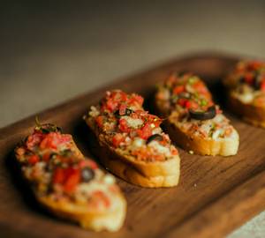 Classic tomato basil bruschetta [6 pieces]