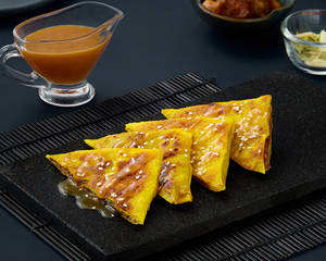 Oriental Date Pancakes with Asian Caramel Sauce (4 pcs)