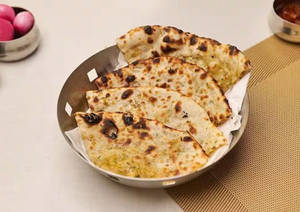 Aloo Pyaaz Ka Kulcha