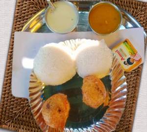 Idli [2 pieces] with aloo banda [2 pieces]