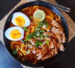 Spicy Chicken  Egg Thukpa