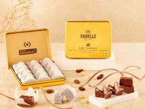 Dark Milk Gianduja - Hazelnut infused 12 Chocolate Cubes