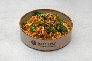 Hakka Noodles & Chilli Basil Gravy