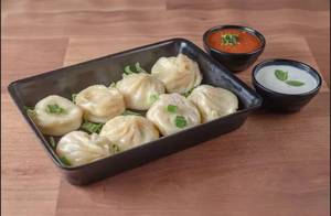 Chicken Hot Garlic Saute Steamed Momos [8 Pieces]