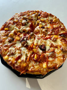 Schezwan Chicken Pizza